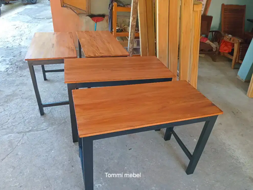 Meja kayu serbaguna