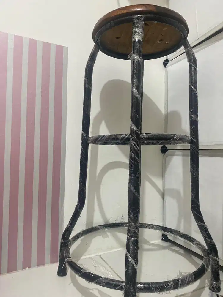 Kursi kayu rangka besi