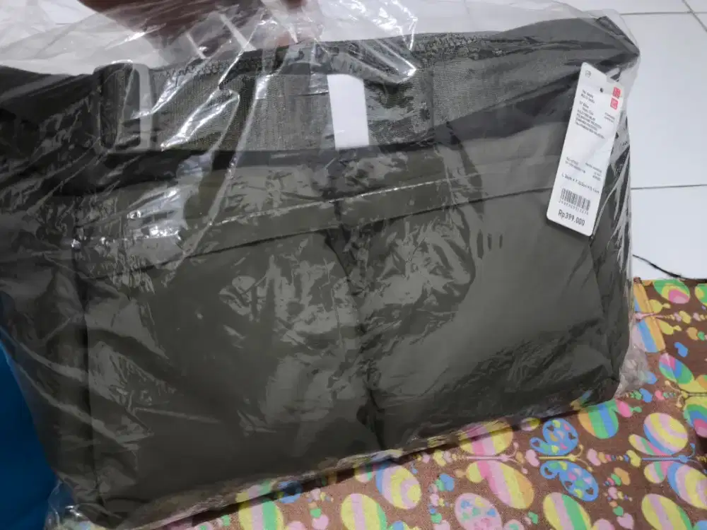 Tas Bahu Multi Saku Uniqlo