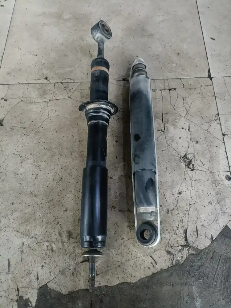 Shockbraker Dpn Blkng Fortuner 2015 bekas