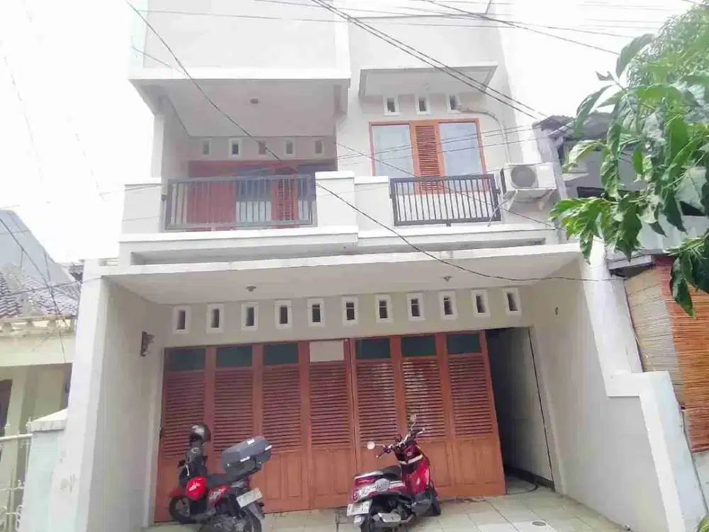Dijual Cepat Rumah di Tebet Barat dalam 2,5 lantai parkir mobil luas