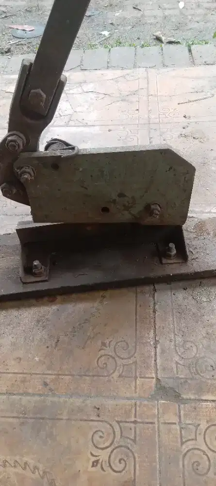 Alat potong plat besi