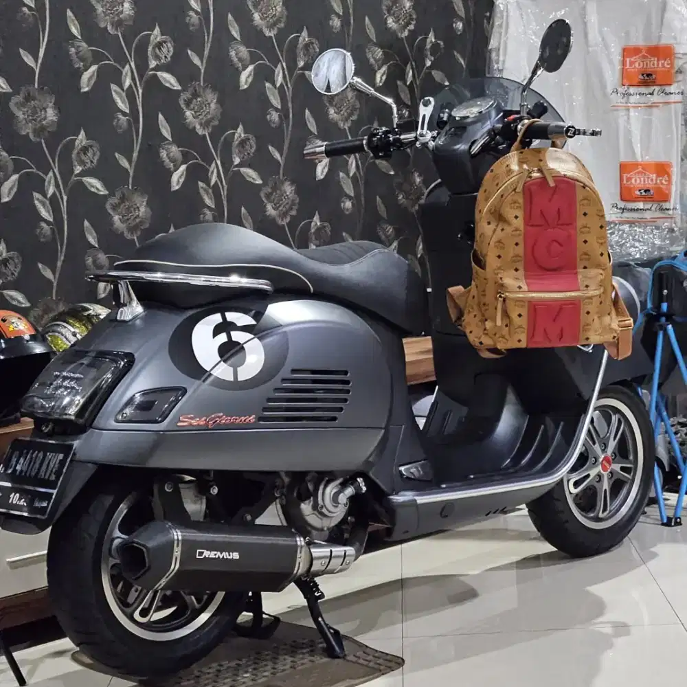 Vespa SEI GIORNI II - 300 cc very low KM
