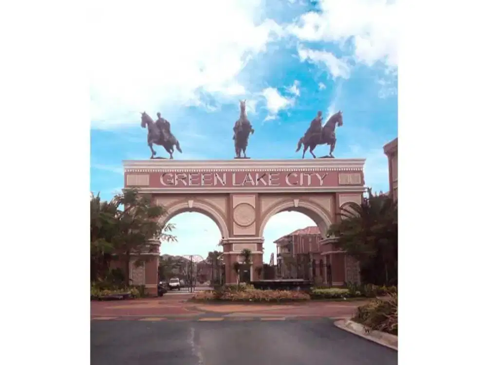 Rumah Mewah Full Furnished 3 Lantai Green Lake City Tangerang Dekat Ke Jakbar