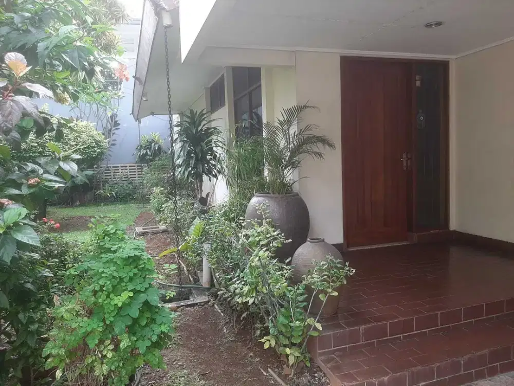 Rumah nyaman di Pondok Indah dekat ke Pondok Indah Mall.
