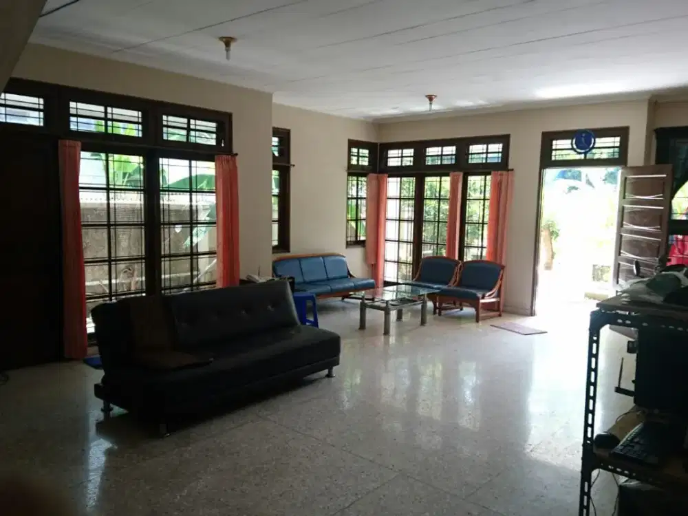 Rumah Pulomas posisi dekat taman dan asri