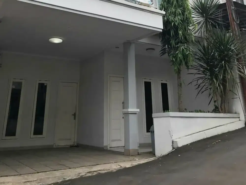 Rumah Mewah 2 lantai lokasi strategis di Jagakarsa - Jakarta Selatan