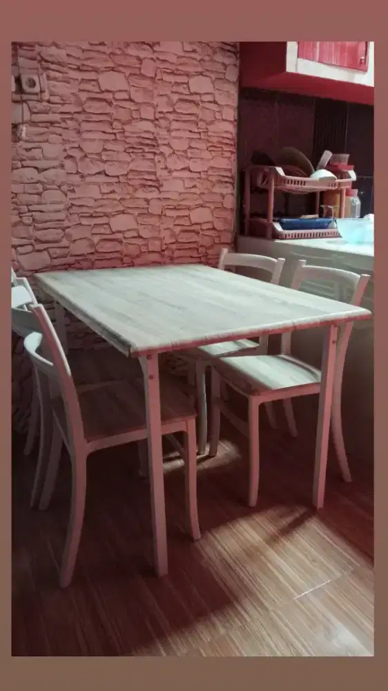 Kursi dan meja makan