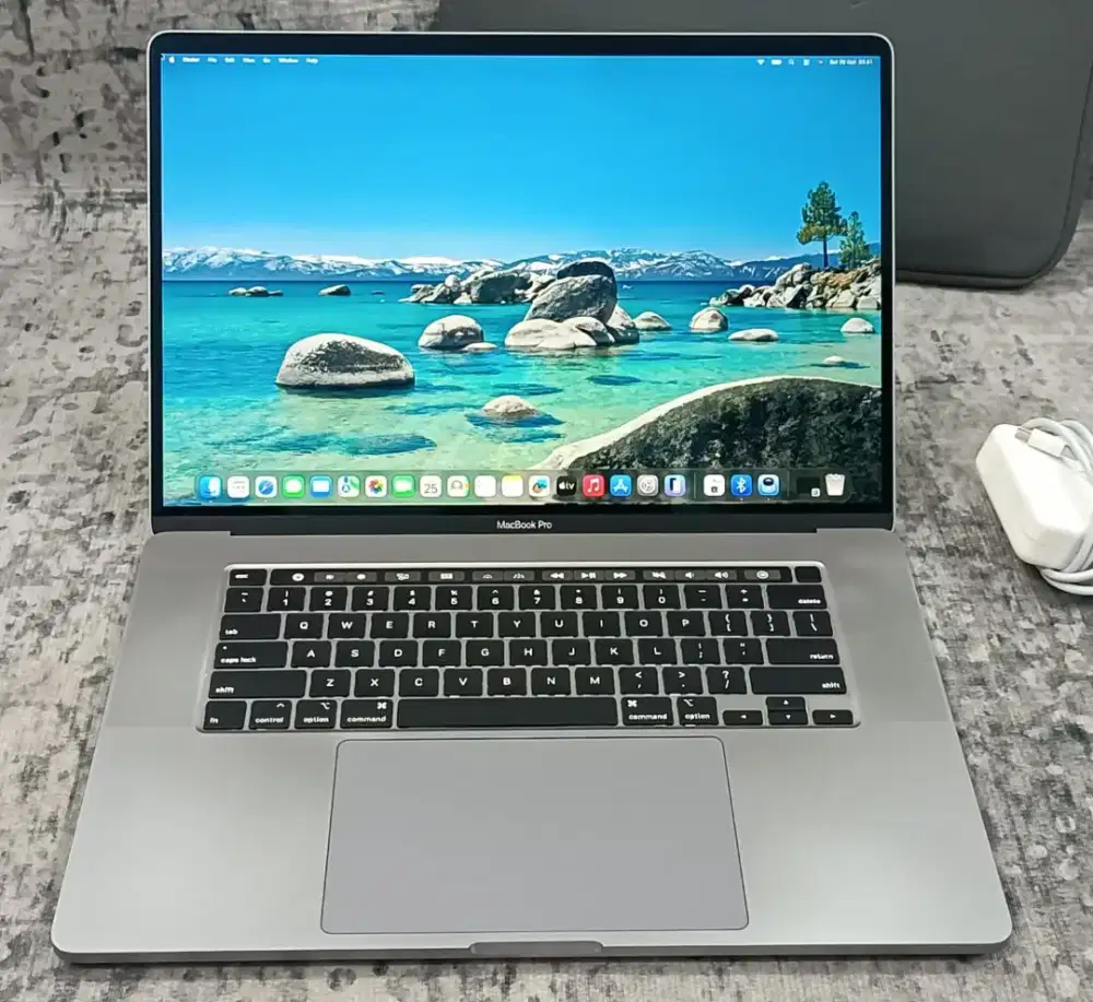 MacBook Pro TouchBar 16 2019 i7 16GB 512GB AMD 5300M 4GB Like New CC 0