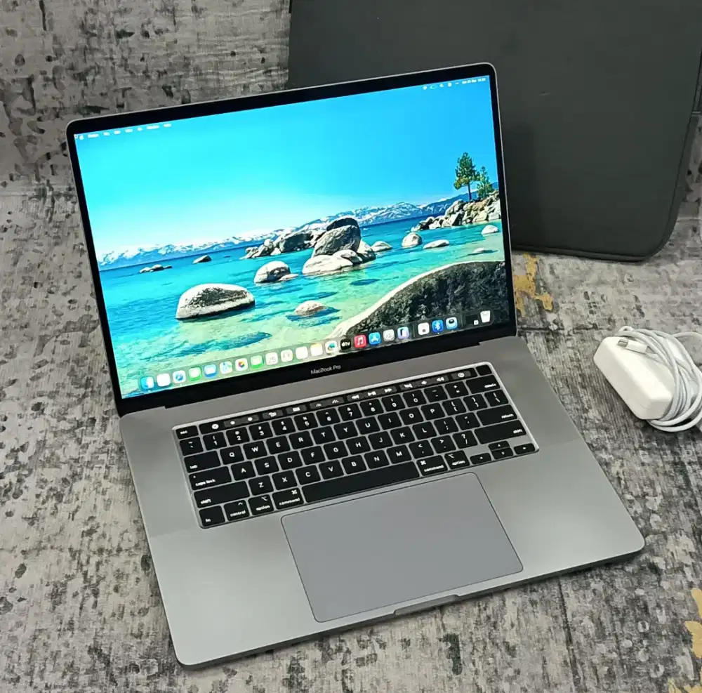 MacBook Pro TouchBar I6 2OI9 i7 I6GB 5I2GB AMD Radeon 4GB