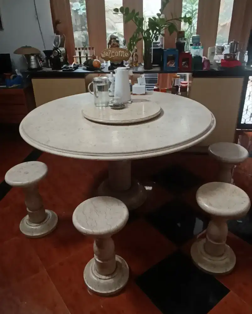 Meja makan Marmer