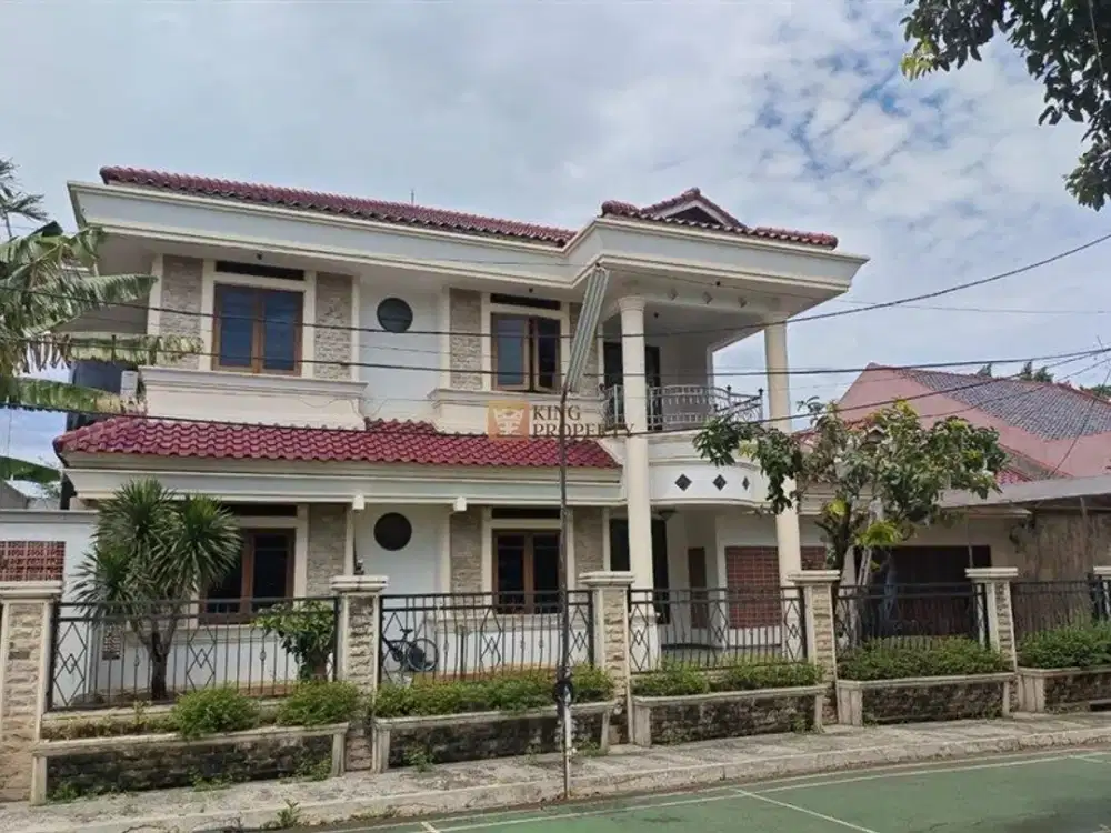 Dijual Rumah Besar 2 Lantai dengan Halaman Luas di Komplek Komkamtib Joglo, Kembangan Design Classic