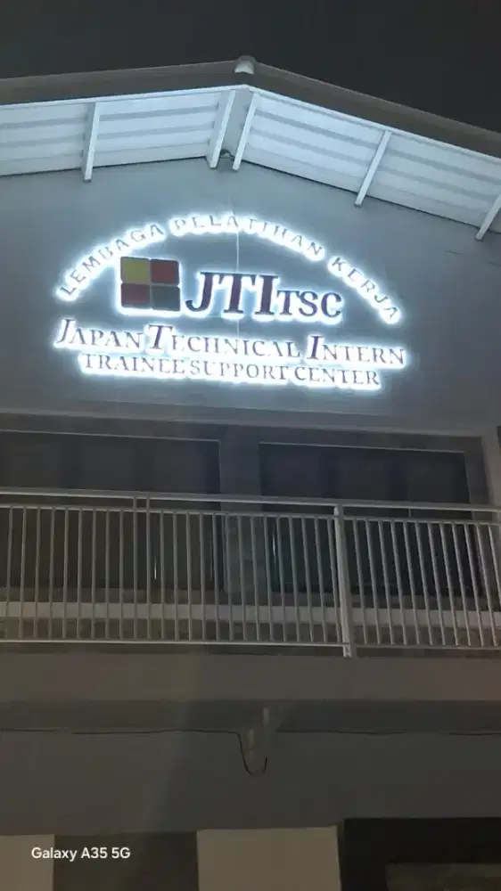 Huruf timbul plat nyala belkang