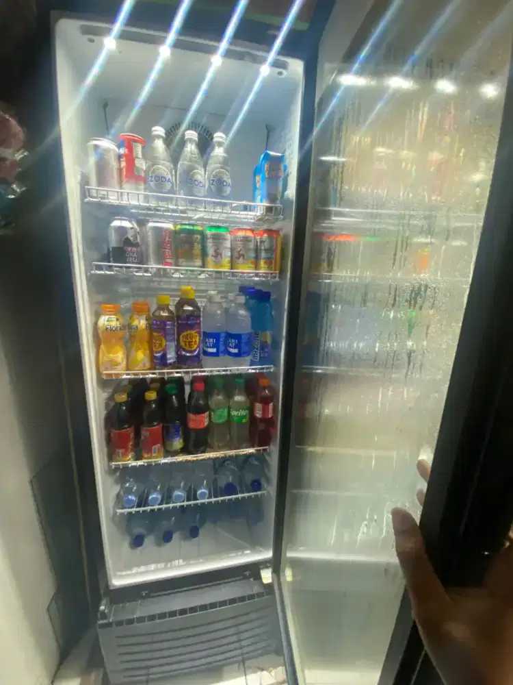 showcase minuman pendingin merek RSA