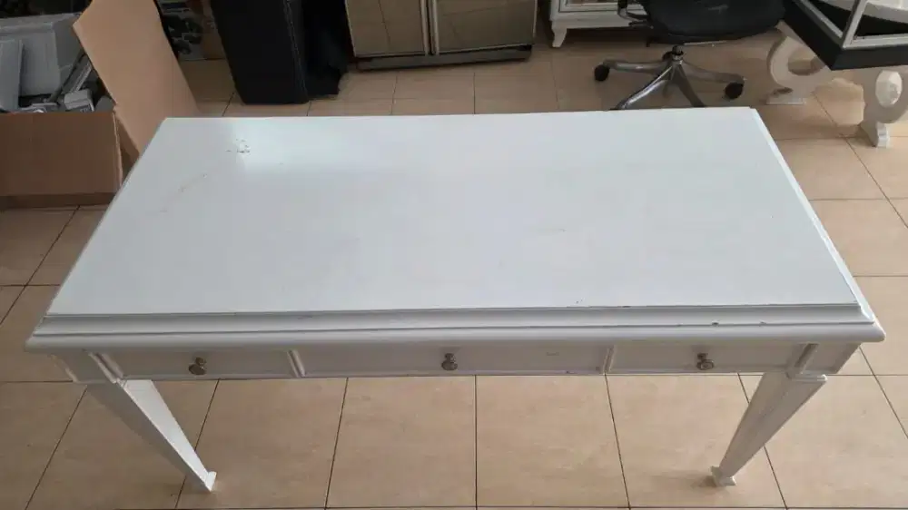 Meja Rias warna putih