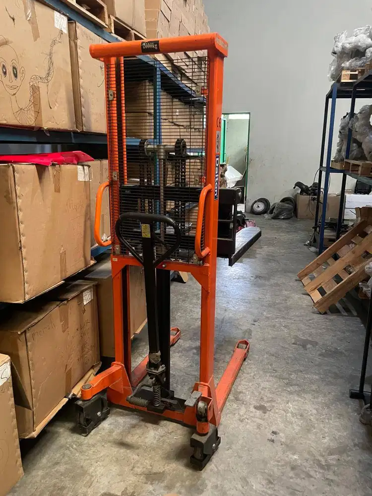 TURUN HARGA Manual Stacker 2 Ton – Bagus, Siap Pakai (Angkut Sendiri)