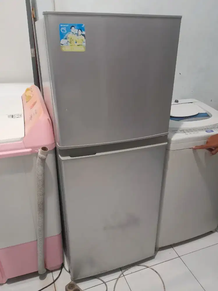 Kulkas 2 Pintu SHARP . Second . Normal Dingin . Bergaransi
