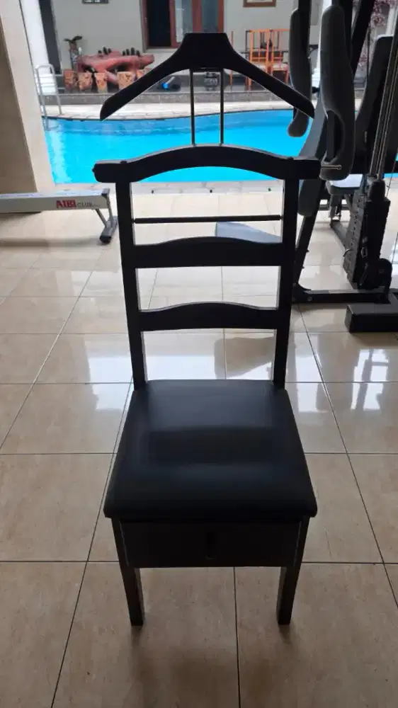 Kursi untuk pakai sepatu