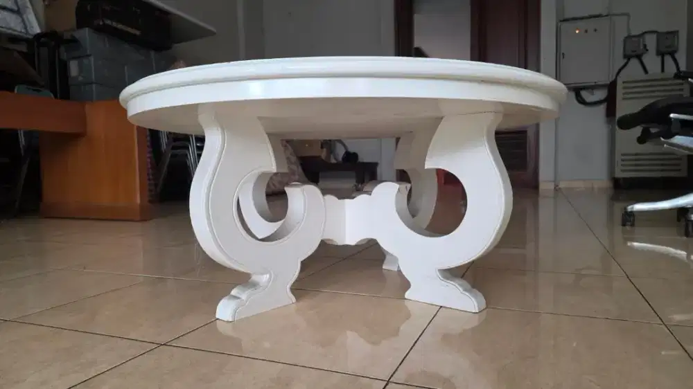 Meja bulat minimalis