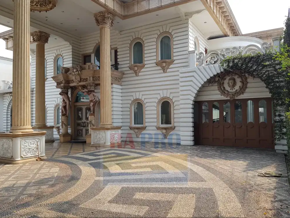 Rumah Pondok Indah Siap Huni di Jalan Utama