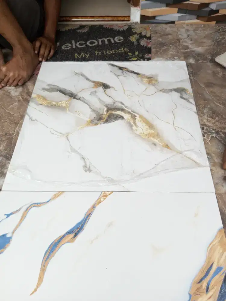 Granit ukuran 60x60 putih corak