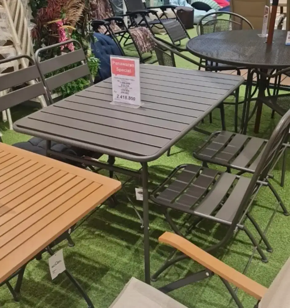 Satu set meja kursi taman