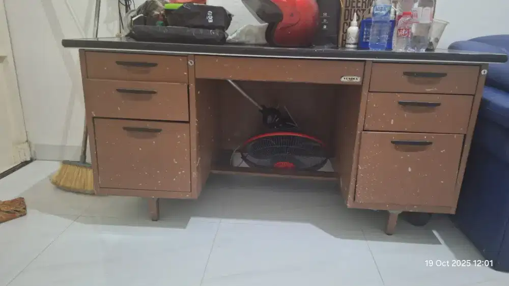 Meja Kantor Plat Besi