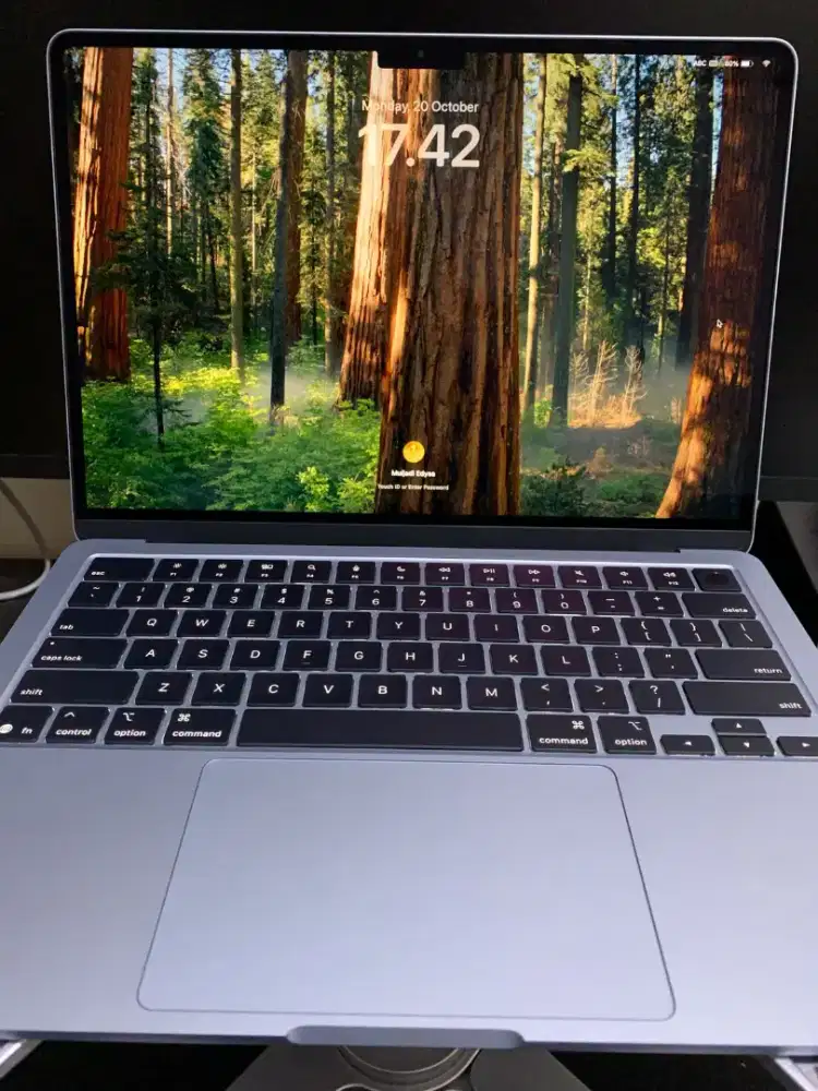 baru pake 1hari! IBOX. Mcbook air 13 M4 16/256gb warna sky blue.