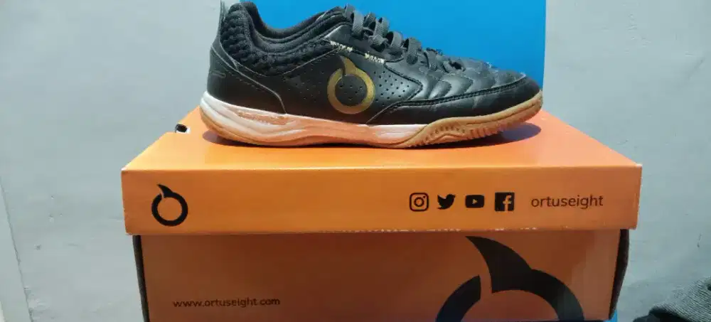 Sepatu futsal Ortuseight size 37 (24cm)