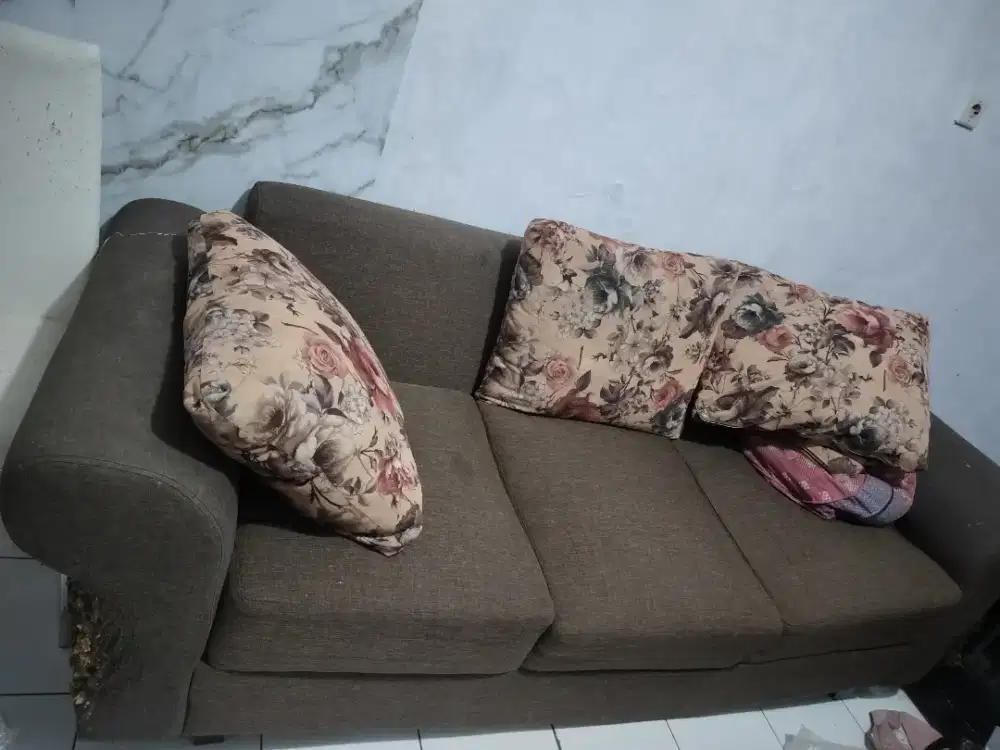 Sofa panjang .free meja