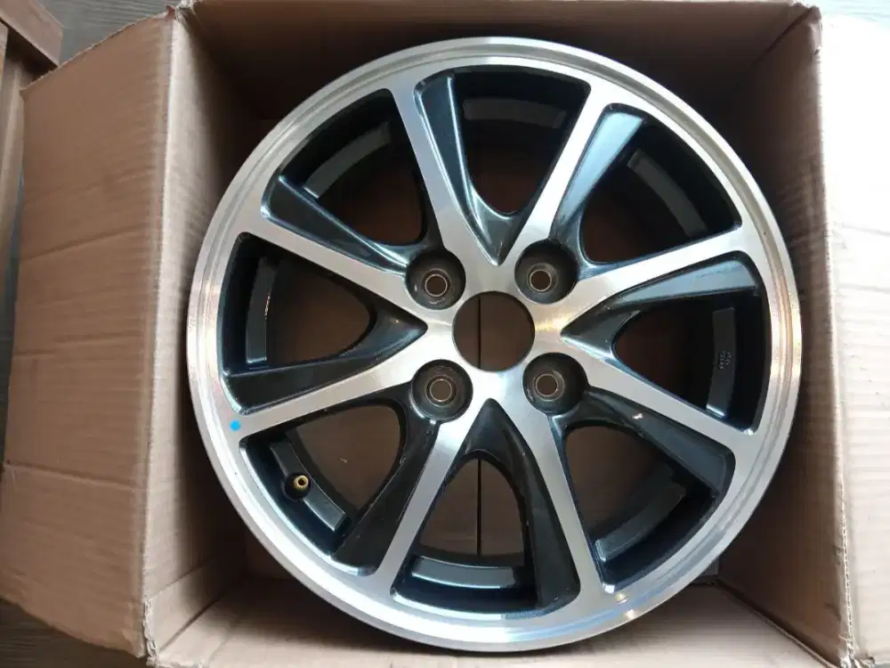DIJUAL VELG CALYA R14 ORI ASTRINDO (PEMAKAIAN 2 MINGGU)