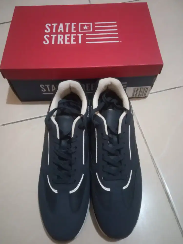 Jual cepat sepatu sneakers pria