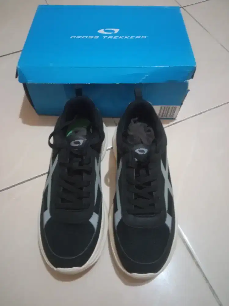 Jual cepat sepatu sneakers pria