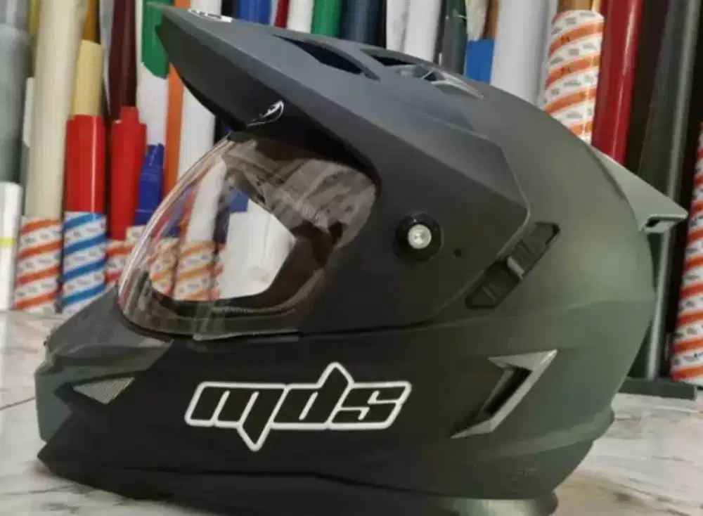 Helm mds croos jual kondisi masih mulus jarang di pakai 250 nego