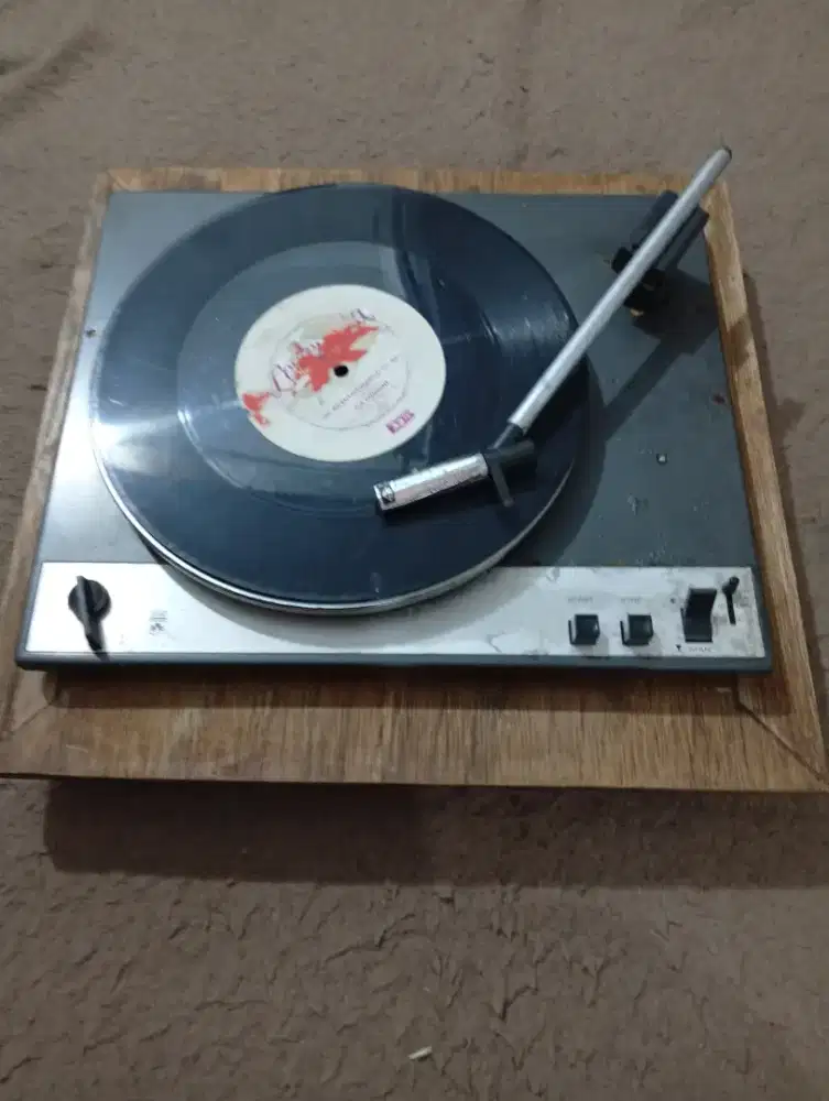 Turntable vintage untuk display