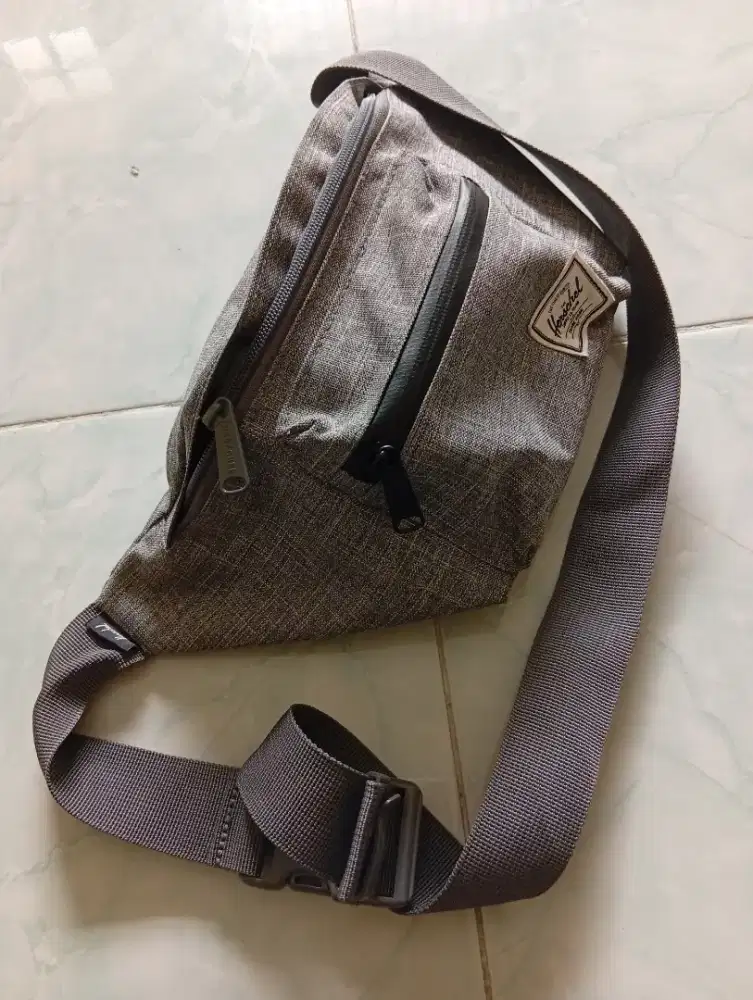 Tas Pinggang Herchel