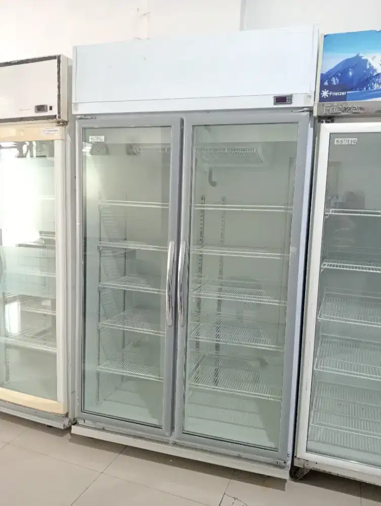 Chiller / showcase pendingin minuman bekas murah merk Gea 1000L