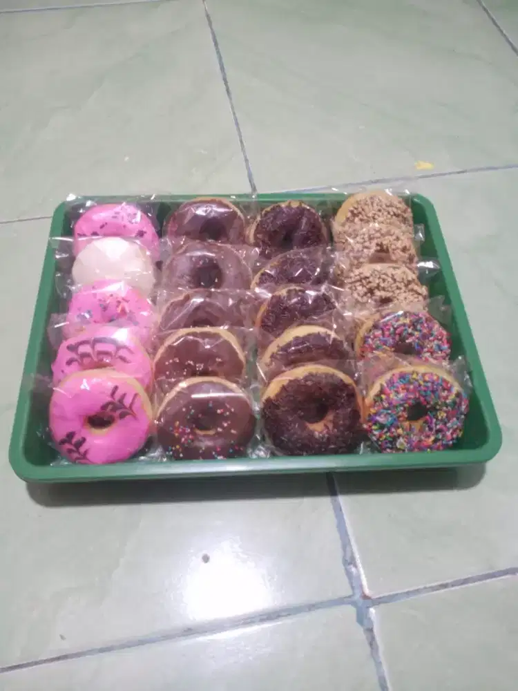 [6] Donat susu size medium reguler varian rasa