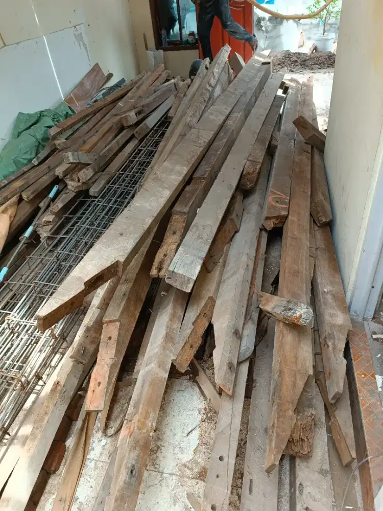 Kayu sisa atap rumah bangunan lama