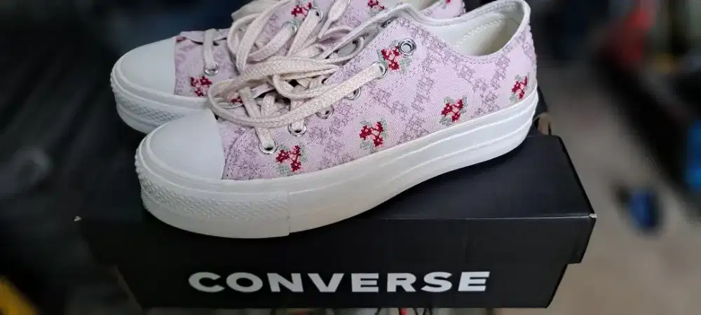 Buy 1 Get 1 Free (Buy Converse 1 hari pakai aj &Free 1 Vans)