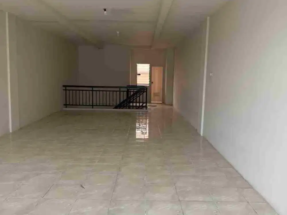 Ruko 3 lantai. Rapi. Lokasi strategis. hadap jalan.