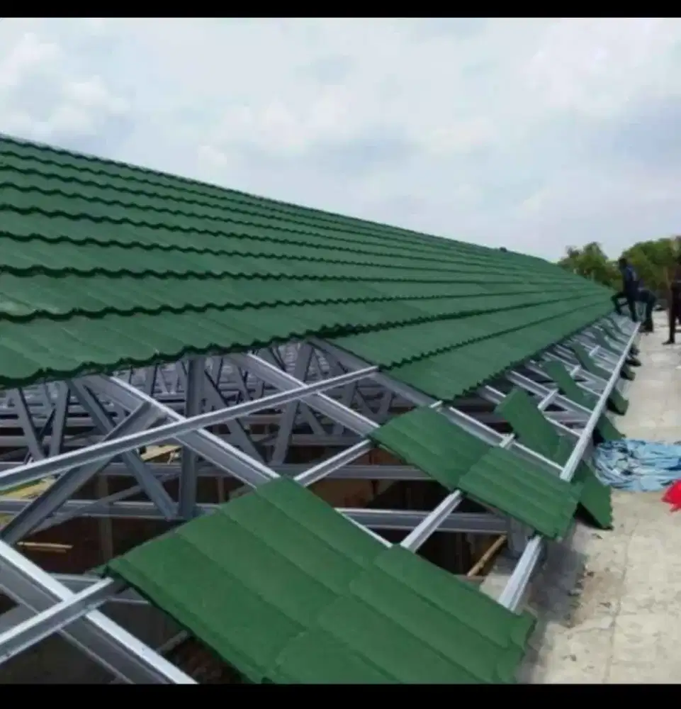 Baja ringan + genteng metal terpasang