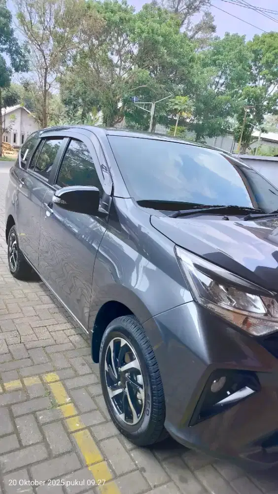 Sigra R manual like new