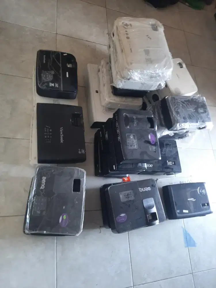 Diborongkan monitor dan projector normal