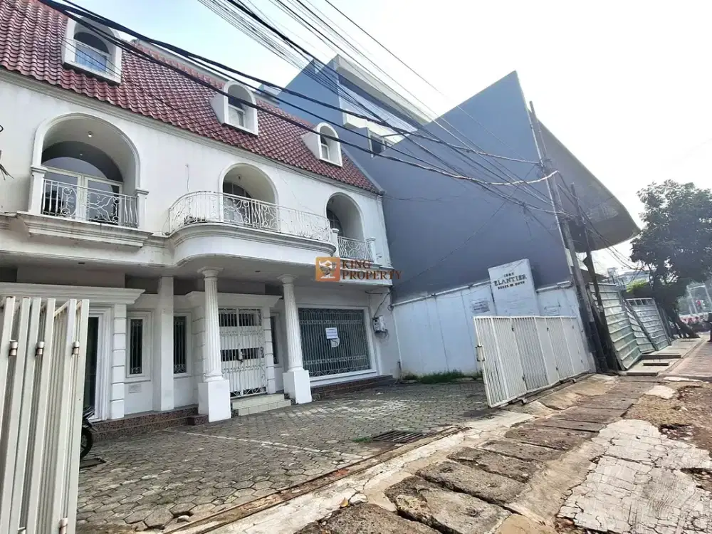 Nempel Jalan Raya! Rumah 3 Lantai Megah, Siap Huni & Cocok Untuk Kantor atau Usaha Lainnya