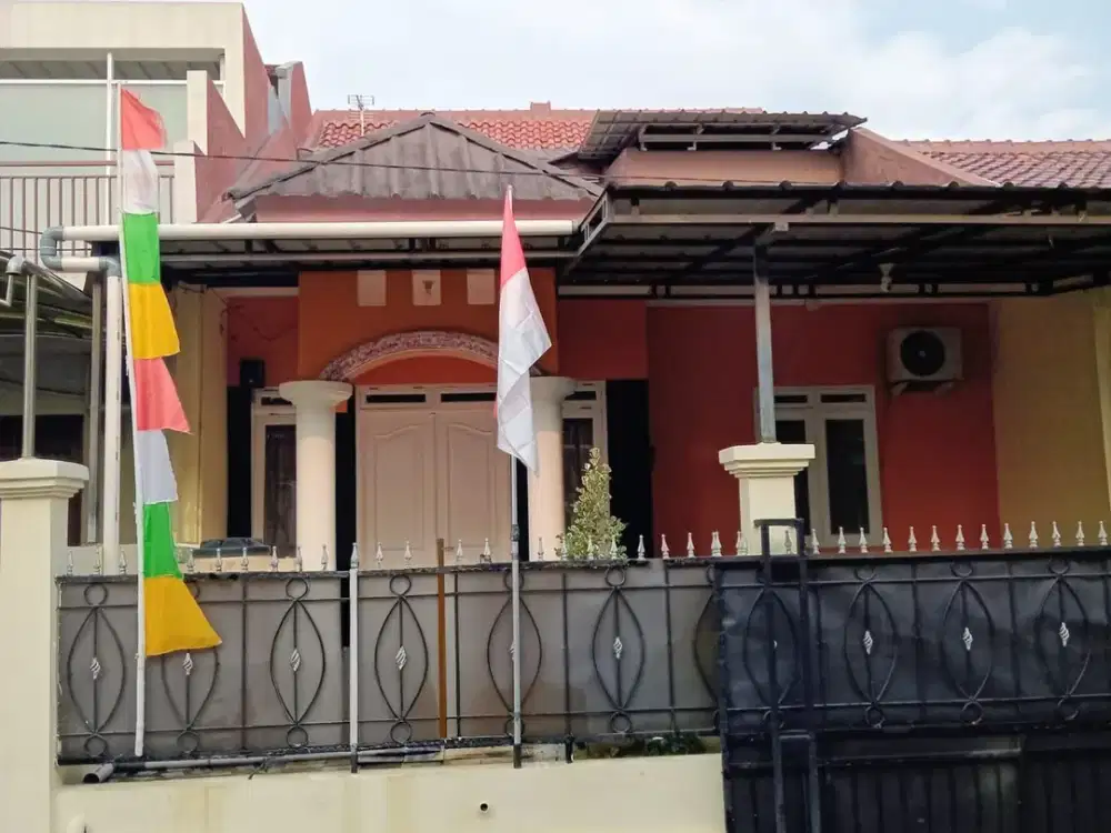 Dijual rumah dengan akses mudah ke berbagai fasilitas umum di Ki Town House Jalan haji Riman kecamatan limo Depok