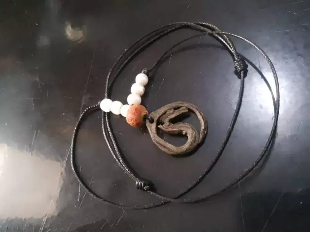 Kalung besi aji dan batu kuno alami