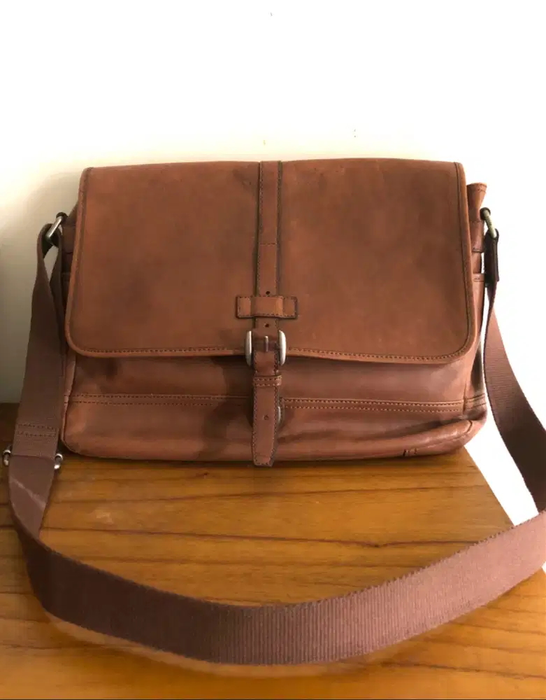 Tas Fossil Sling Bag Ukuran Besar Preloved Fossil Original