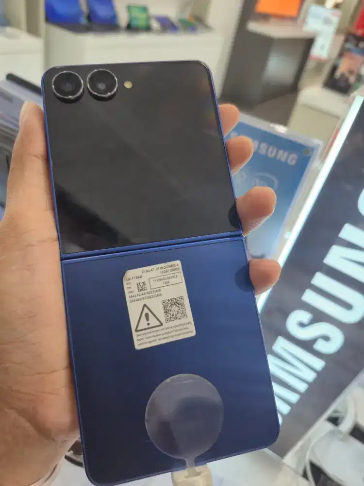 SAMSUNG GALAXY FLIP7 256 free buds3fe & speaker