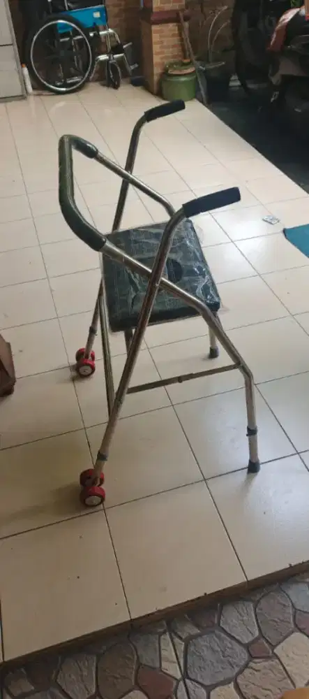 Tongkat kursi untuk lansia